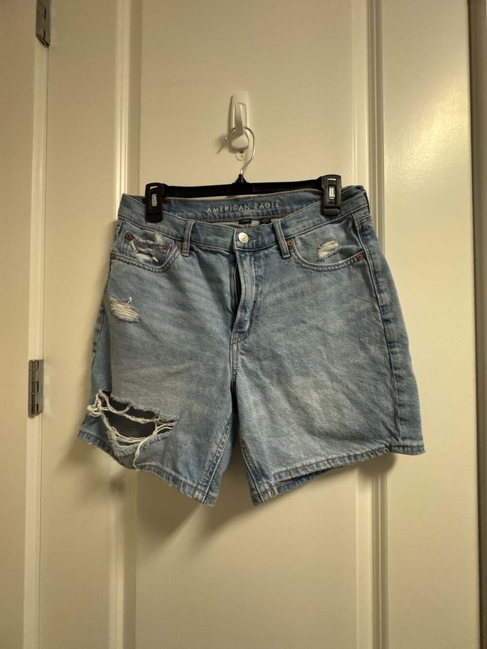 American Eagle Curvy Strigid Relaxed Short Light Wash Distressed Denim Size 6